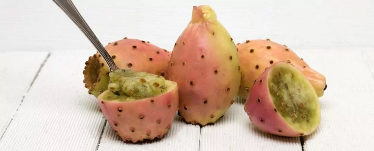 sbucciare i fichi d'india